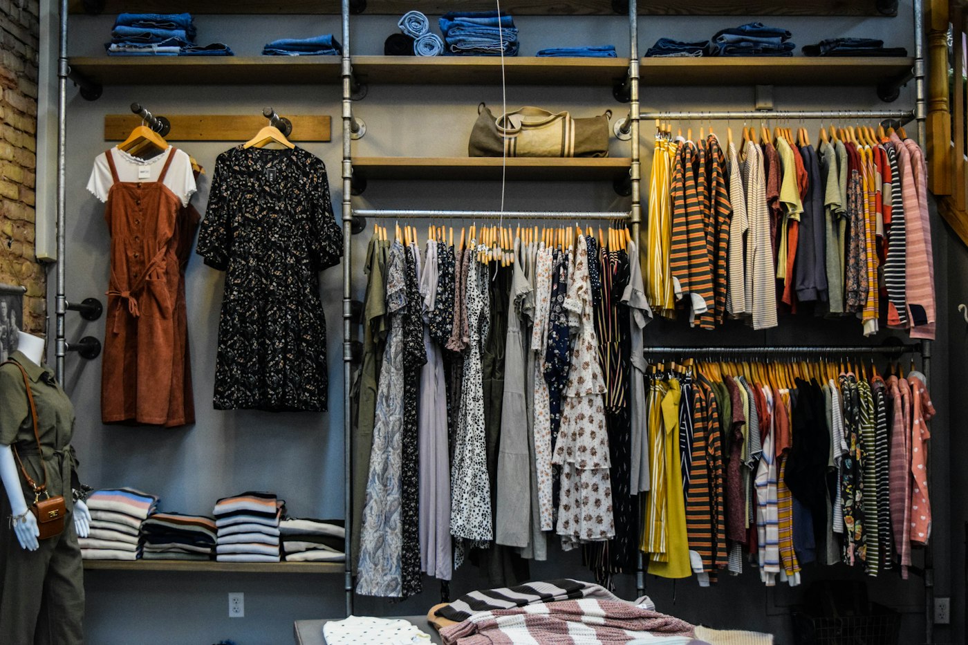 Interior del local con perchas y ropa colgada