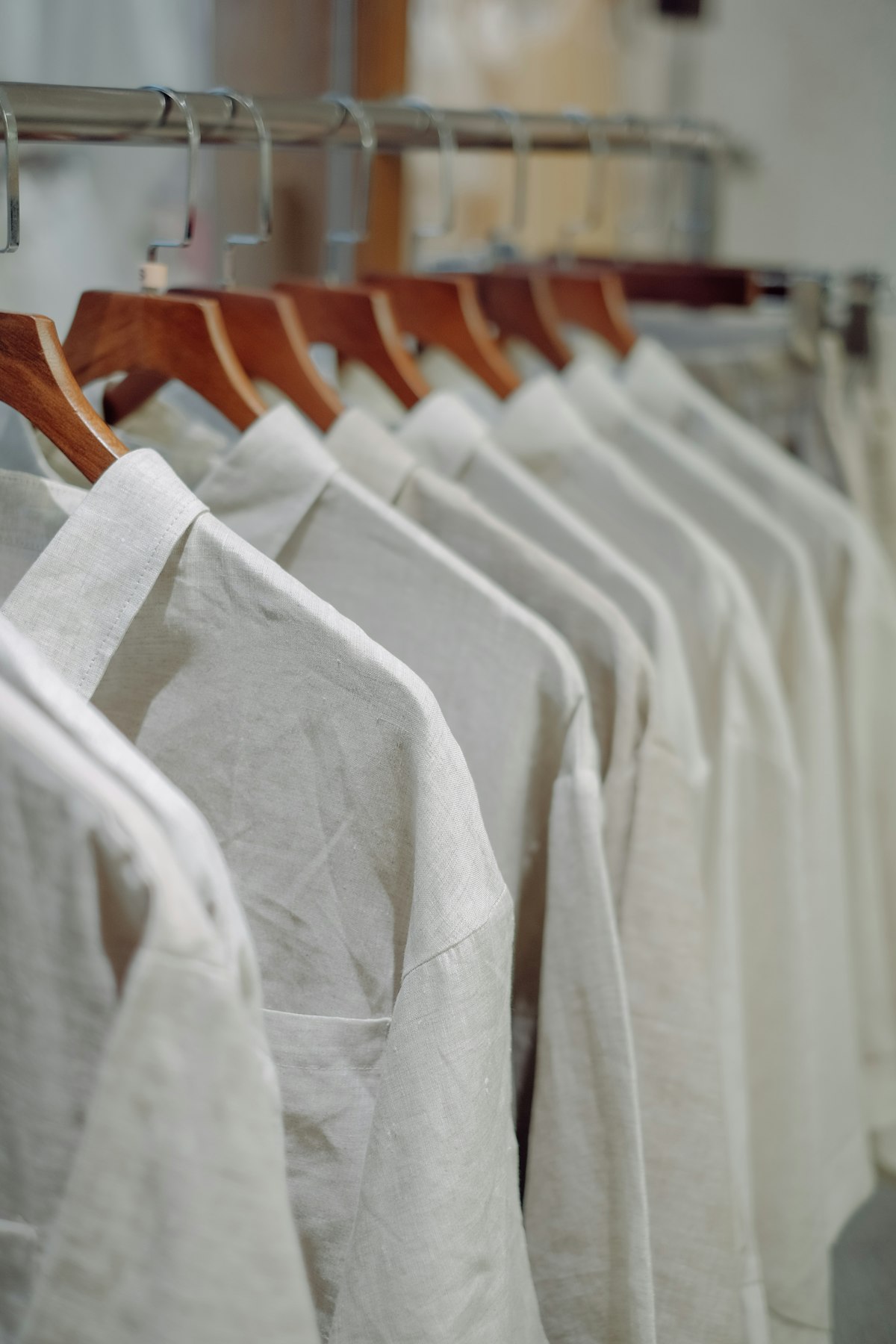 Camisas de lino en perchas de madera